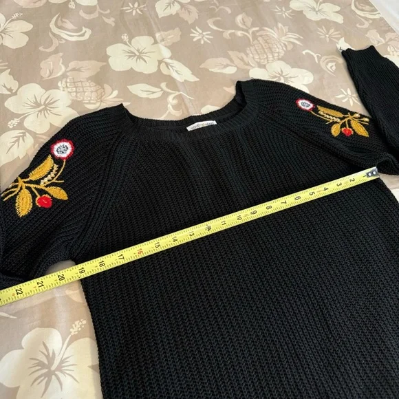 Embroidered Sleeve Gold Floral Black Knit Woven Heart Crew Neck Sweater Medium - Picture 8 of 9